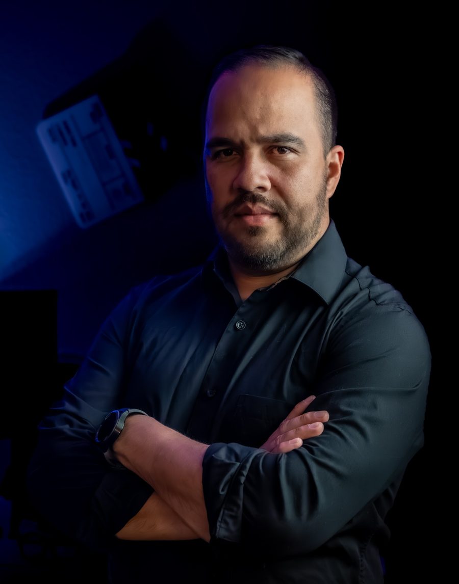Retrato de Edward Moreno, fundador y director de Quick Digital Marketing