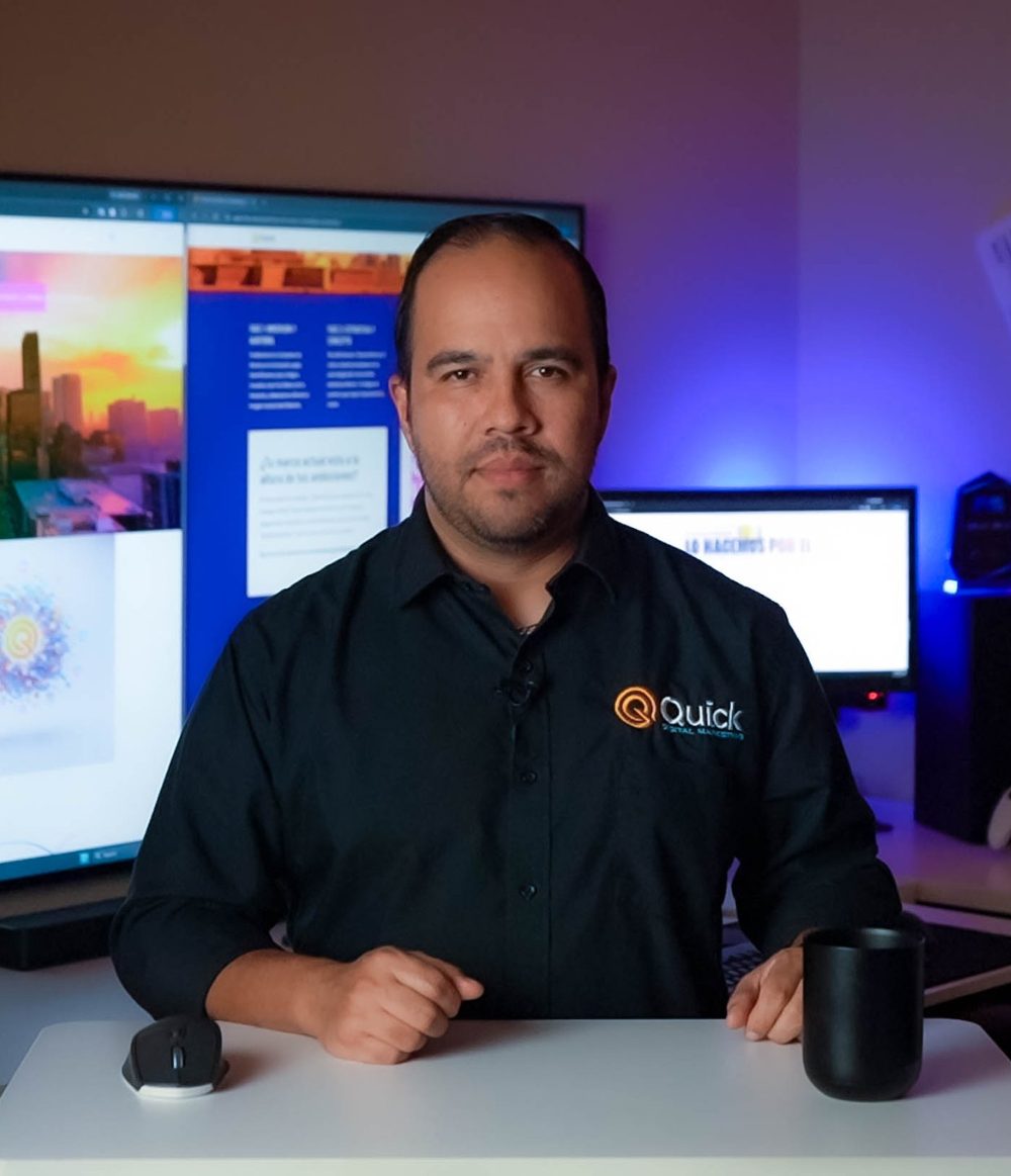 Edward Moreno, fundador de Quick Digital Marketing, en su estudio